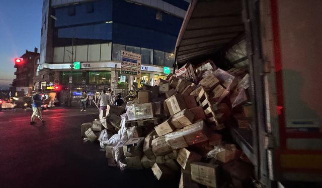 Kağıthane'de tır yan yattı, kuru gıda ürünleri yola saçıldı