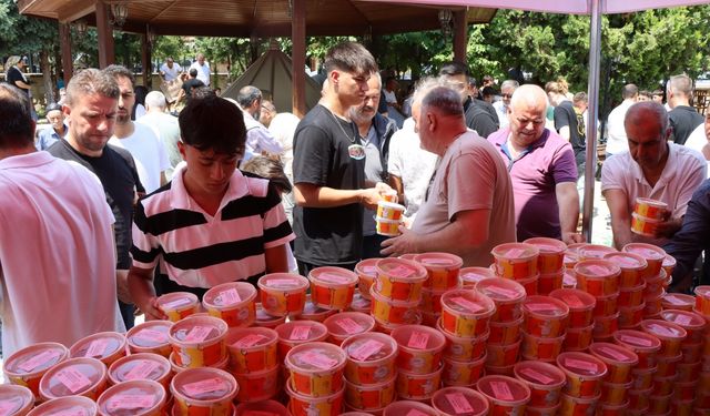 Vatandaşlara aşure dağıtıldı