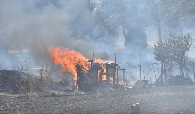 Yerleşim alanına yaklaşan anız yangını kontrol altına alındı