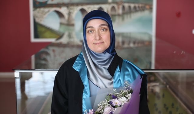 Zehra Başoğlu üniversiteden mezun olmanın sevincini yaşadı