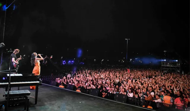 100 yıllık dostluk konserinde Karsu konser verdi