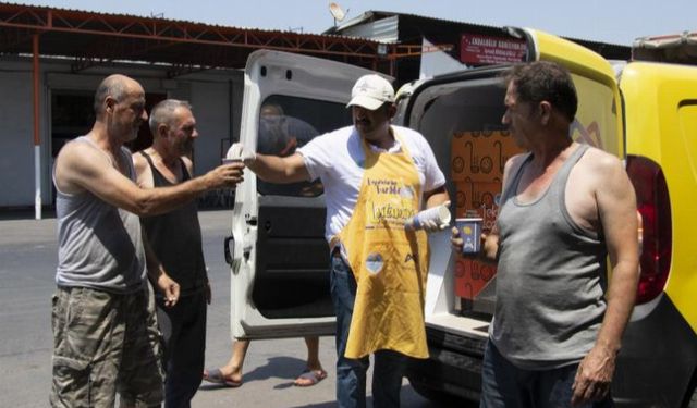 Mersin Belediyesi sıcak havalarda limonata ikram ediyor