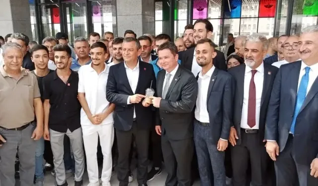 Özgür Özel, Osmangazi Meydanı'nı gezdi