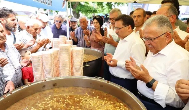 Protokolden aşure dağıtımı