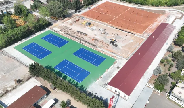 Tenis Merkezi’nde balon kortlar boyandı