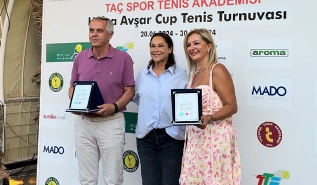 Tenis turnavasında ödül zamanı