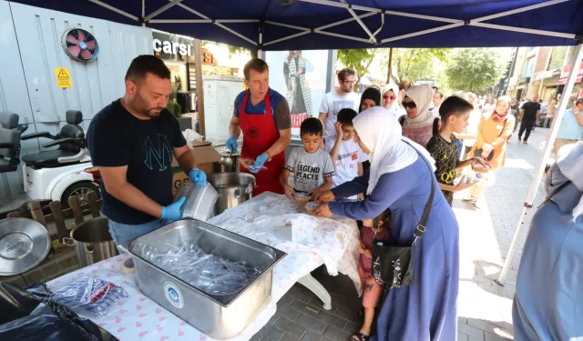 Vatandaşlara aşure ikramı