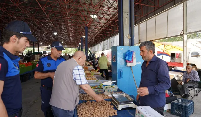 Zabıta ekiplerinden pazar denetimi