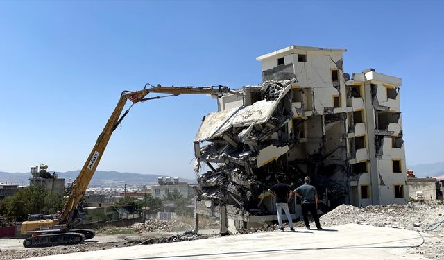 Ağır hasarlı binaların yıkımı sürüyor