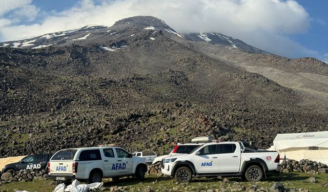 Ağrı Dağı'nda hayatını kaybeden 2 kişinin cenazeleri 4 bin 900 rakımdan indiriliyor