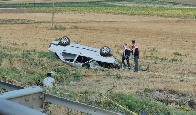 Devrilen otomobildeki anne öldü, bebeği yaralandı