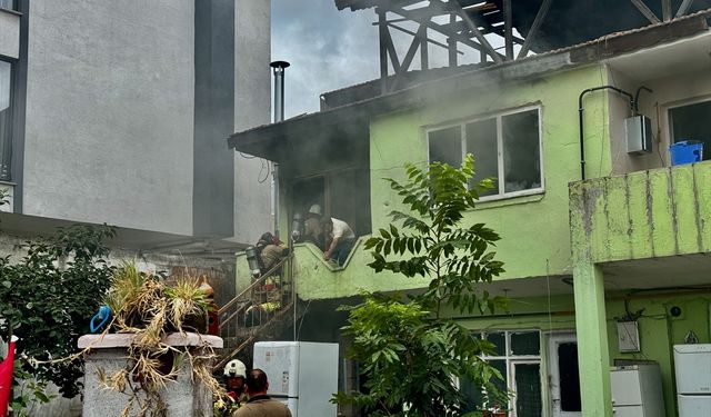 Evde çıkan yangında 5 kişi dumandan etkilendi