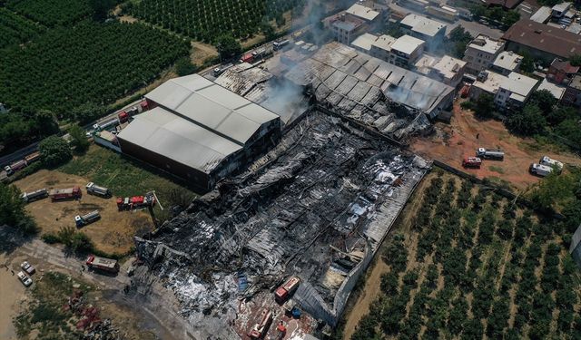 Fabrika ve geri dönüşüm tesisinden yayılan yangın söndürüldü