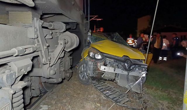 Çerkezköy’de trenin çarptığı otomobil 50 metre sürüklendi
