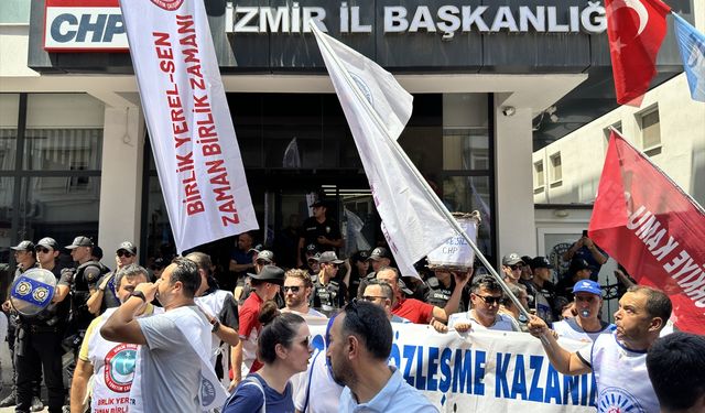 İş bırakan memurlar CHP İl Başkanlığına yürüdü