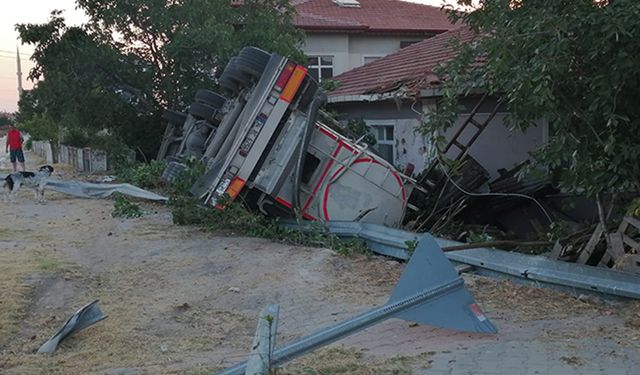 Kontrolden çıkan tanker tek katlı eve çarptı