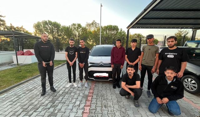 “Dur” ihtarına uymayan otomobilde düzensiz göçmen çıktı