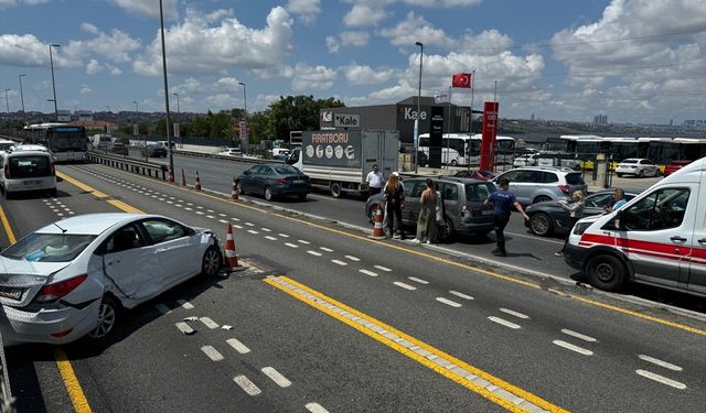 Metrobüs yoluna giren otomobilin sürücüsü yaralandı