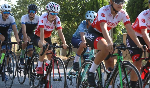 Seçilerek milli takıma yükselen bisikletçi milli sporcular, madalyaya doymuyor