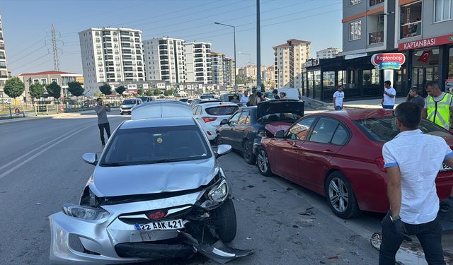 Park halindeki otomobile çarpan araçtaki 2 kişi yaralandı