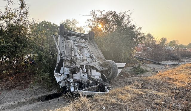 Refüje çarpıp devrilen hafif ticari araçtaki 3 kişi yaralandı