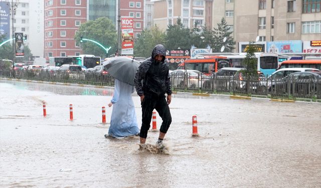 Sağanak nedeniyle evleri su bastı