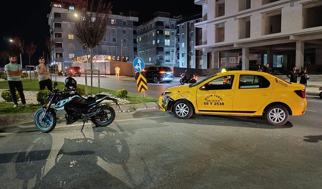 Ticari taksi ile motosiklet çarpıştı: 1 yaralı