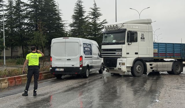 Tır ile minibüsün çarpışması sonucu meydana gelen kazada 9 kişi yaralandı