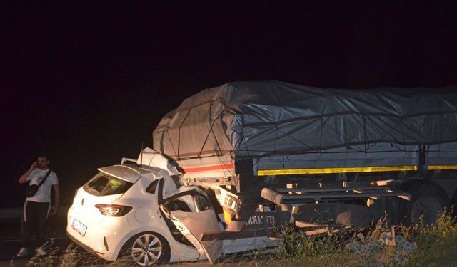 Tırla otomobilin çarpışması sonucu 5 kişi yaralandı