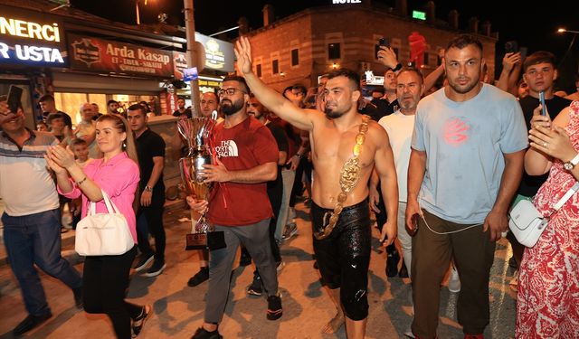 Zeybek, "pehlivan hamamı" geleneğini sürdürdü