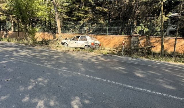 Ağaca çarpan otomobilin sürücüsü yaralandı