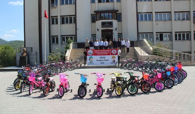 50 çocuğa bisiklet hediye edildi