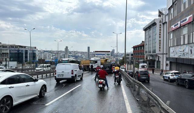 Bariyerlere çarpan hafriyat kamyonunun sürücüsü yaralandı