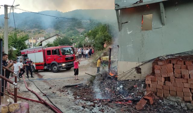 Bursa'da 2 katlı evde yangın çıktı