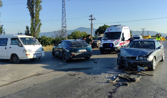 Bursa'da zincirleme trafik kazası: 2 kişi yaralandı