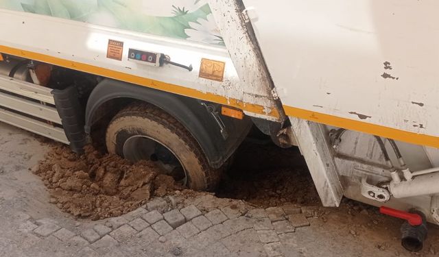 Çukura lastiği sıkışan çöp kamyonu kurtarıldı