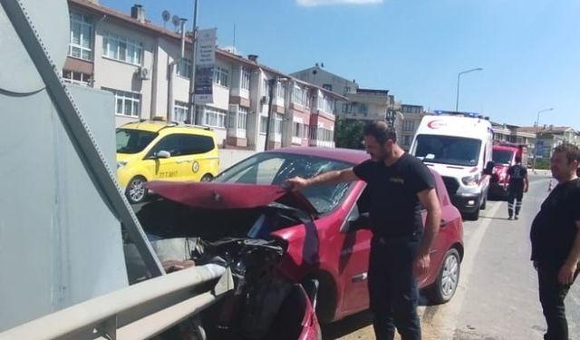 Demir bariyerlere çarpan otomobildeki kadın sürücü yaralandı