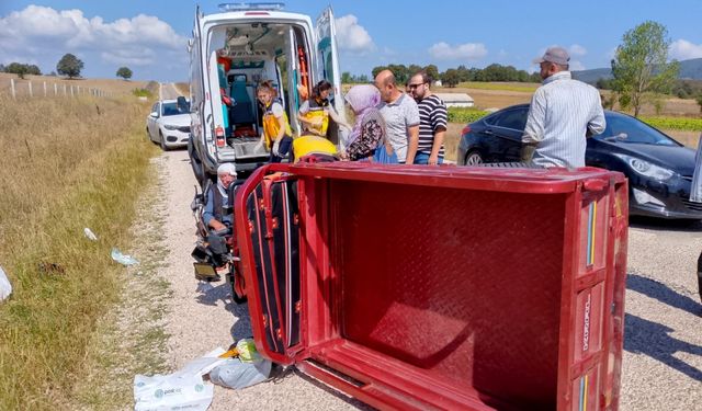 Devrilen 3 tekerlekli elektrikli motosikletteki 2 kişi yaralandı