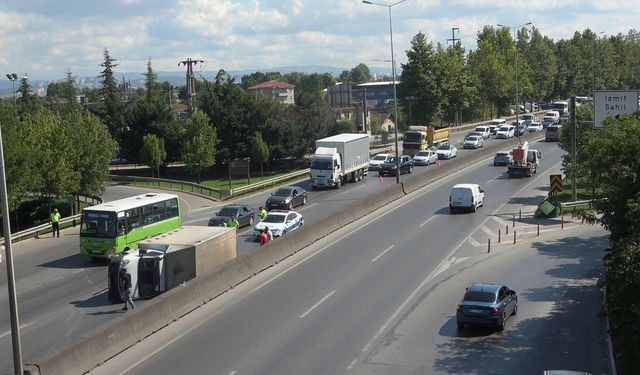 Devrilen kamyonet ulaşımı aksattı