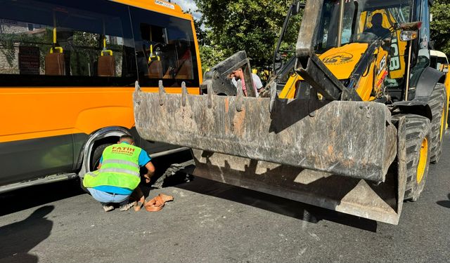 Fatih'te yol çökünce minibüsün tekeri çukura girdi