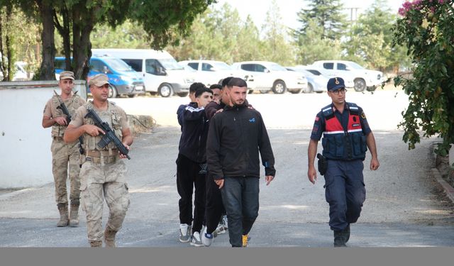 Hafif ticari araçta 6 düzensiz göçmen yakalandı!