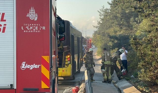 İETT otobüsünde çıkan yangın söndürüldü