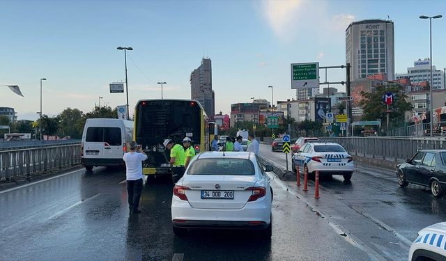 İETT otobüsüyle otomobilin çarpıştığı kazada 3 kişi yaralandı