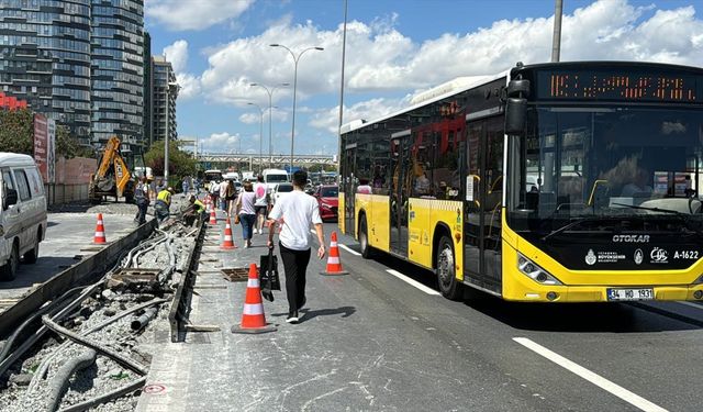 İstanbul'da D-100 kara yolunda yapılan çalışmalar trafiği aksattı