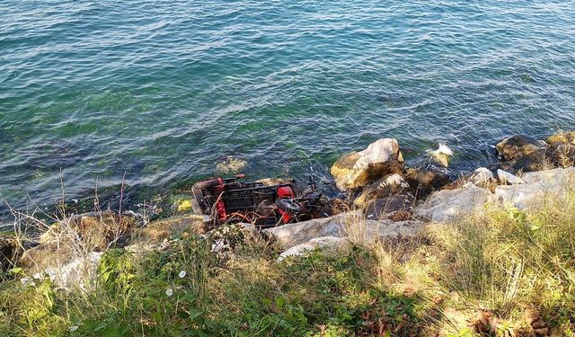 Kayalıklara devrilen elektrikli motosikletteki 3 kişi yaralandı