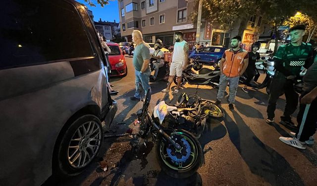 Otomobil ve panelvana çarpan motosikletin sürücüsü yaralandı