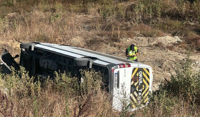 Şarampole devrilen servis aracındaki 9 kişi yaralandı