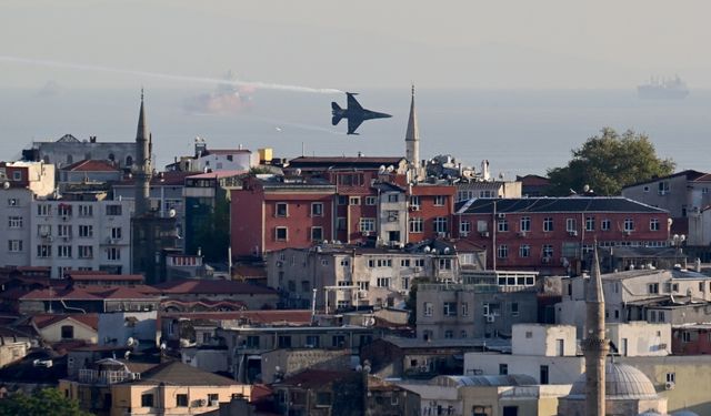 SOLOTÜRK Büyük Zafer'in 102. yılında İstanbul'da gösteri uçuşu yaptı