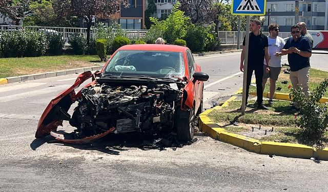 Tıra çarpan otomobilin sürücüsü yaralandı