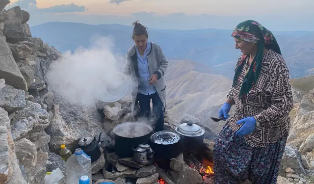 Mereto zirvesinde mum yakıp dua ettiler